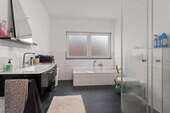 Obergeschosswohnung: Badezimmer 11,74m² - 