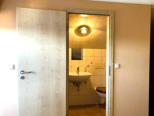 DG Blick ins Badezimmer - 