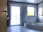EG Badezimmer mit Zugang in den Garten - 