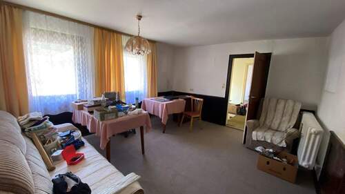 Wohnzimmer im Erdgeschoss - 9 Zimmer Mehrfamilienhaus, Wohnhaus in Bad Peterstal-Griesbach