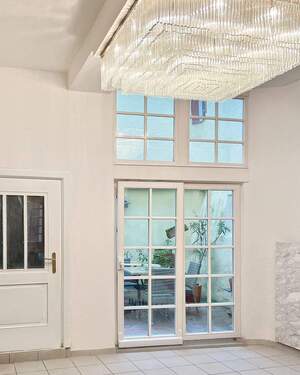 geräumiger Flur mit Zugang zum Atrium - 