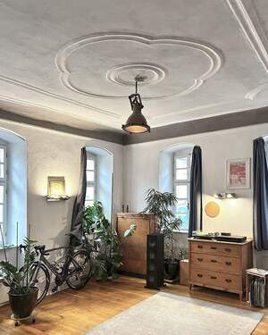 Zimmer mit Deckenstuck und Parkett OG - 