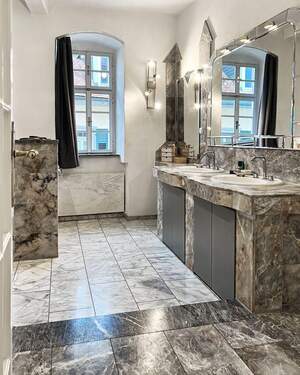 geräumiges Badezimmer mit Tageslicht und Carraramarmor OG - 