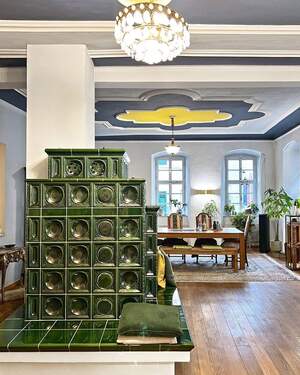 Wohnzimmer mit Deckenstuck und Wohlfühlatmosphäre - 1 Zimmer Mehrfamilienhaus, Wohnhaus in Oppenheim