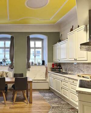 Wohnküche mit Deckstuck und Flügeltür - 