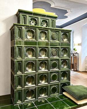 neuwertiger Kachelofen mit elektronischer Kaminsteuerung (9 kW) - 