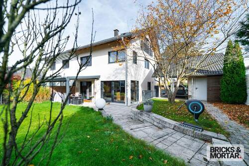 Garten-, Hausansicht - Exklusive Doppelhaushälfte in Südwestlage am Wörthsee, hochwertig, energieeffizient mit Dachstudio