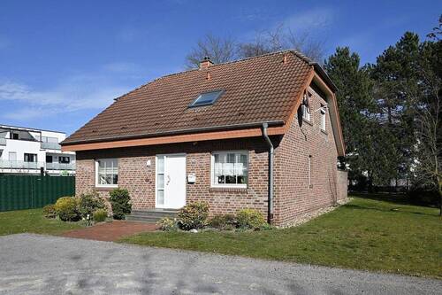 Hausansicht vorne schräg - 6 Zimmer Einfamilienhaus zum Kaufen in Lünen
