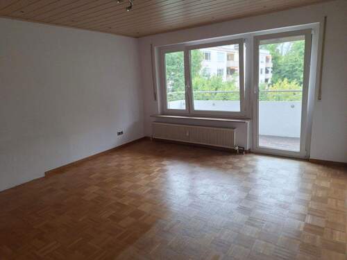 Wohnzimmer mit Balkon - 2 Zimmer Etagenwohnung zum Kaufen in Metzingen