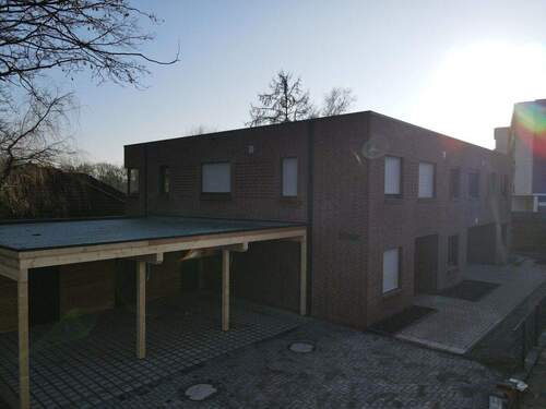 Außenansicht - Leben im Neubau: Großzügige 5-Zimmer-Wohnung mit Terrasse und Carport
