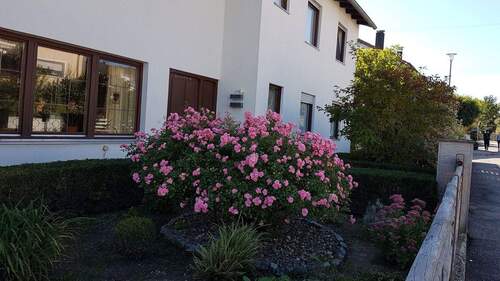 Hausansicht mit Vorgarten - Zweifamilienhaus als Mehrgenerationshaus, Preisreduzierung