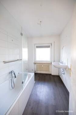 Tageslichtbad mit Duschwanne - 