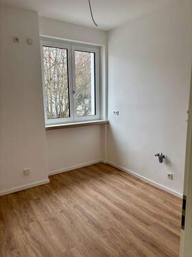 Helle Küche mit Fenster - Etagenwohnung mit 79,90 m&sup2; in München zur Miete