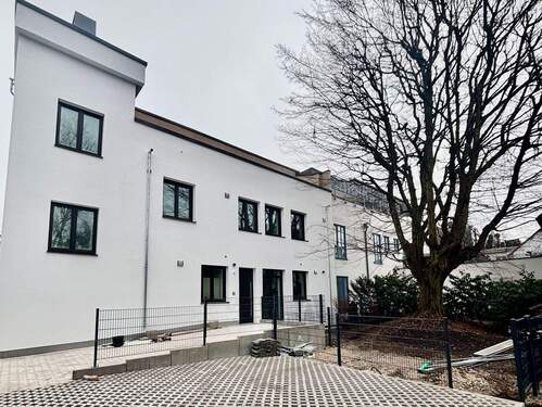 Hinterhofansicht des Mehrfamilienhauses - 