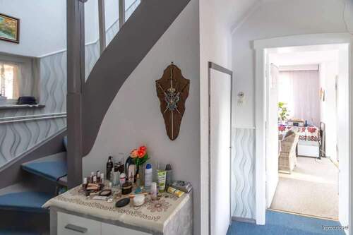 Mittelflur mit Treppe zum DG - 