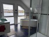 Bad im OG mit Wanne und Dusche - 