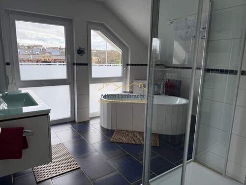 Bad im OG mit Wanne und Dusche - 