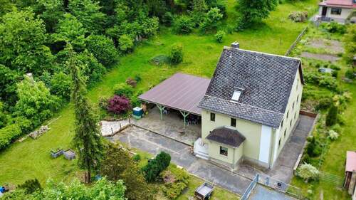 Hausansicht von oben - Großes Einfamilienhaus mit Einliegerwohnung in sehr ruhiger Lage