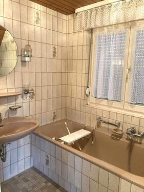 Bad mit Wanne u. WC sowie Tageslicht - 