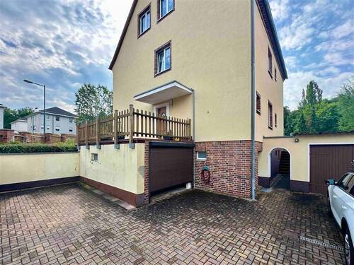Garage und Stellplatz - 