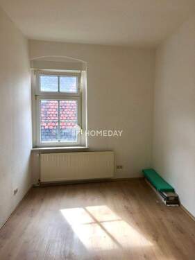 Zimmer 1 - Ideal geschnittene Wohnung mit Tageslichtbad, Gartenanteil & Stellplatz in 4 Parteienhaus