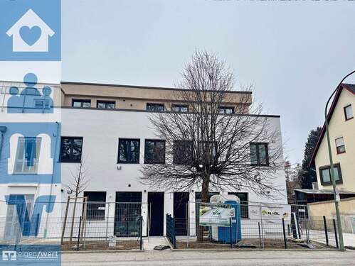 Straßenansicht des Mehrfamilienhauses in Denning - Moderne 2-Zimmer-Wohnung mit eigenem Privatgarten in Denning