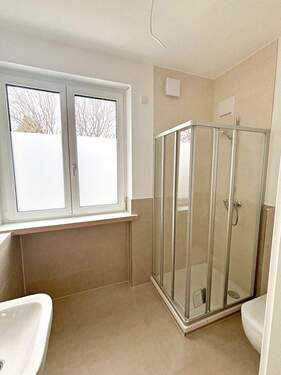 Tageslicht Bad mit Dusche - Etagenwohnung mit 58,90 m&sup2; in München zur Miete