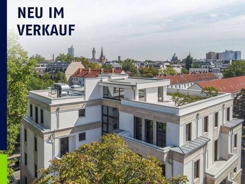 Startbild - Bezugsfreie, schön geschnittene Dachgeschosswohnung mit Wannenbad in zentraler Lage