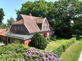seitliche Ansicht mit Balkon - 9 Zimmer Einfamilienhaus in Uplengen / Remels