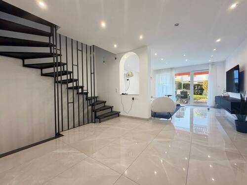 Vorplatz Wohnzimmer - 4 Zimmer Reihenmittelhaus in Vaihingen an der Enz