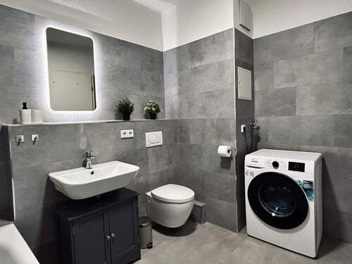 Badezimmer. - VERMIETUNGSGARANTIE *8,33% AfA* *Ferienwohnung* *Eigennutzung* *Stellplatz* *Balkon* *EBK*