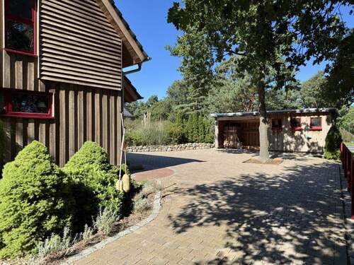 Hausansicht mit Schuppen - 