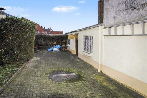 Hof mit Nebengebäude 2 - 