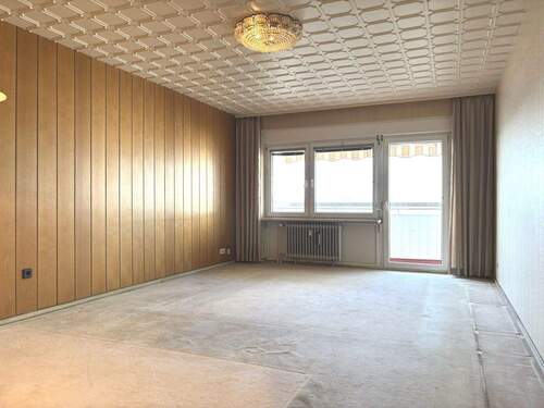 Wohnzimmer mit Balkon - 2 Zimmer Etagenwohnung zum Kaufen in Lampertheim