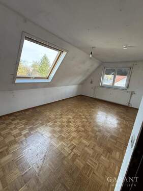 Wohnzimmer - 2,5 Zimmer-Dachgeschoss-Wohnung