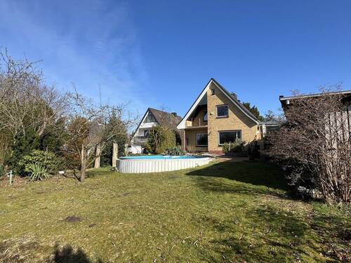 Garten und Rückansicht Haus - Einfamilienhaus mit Vollkeller, Pool und attraktivem Außenbereich