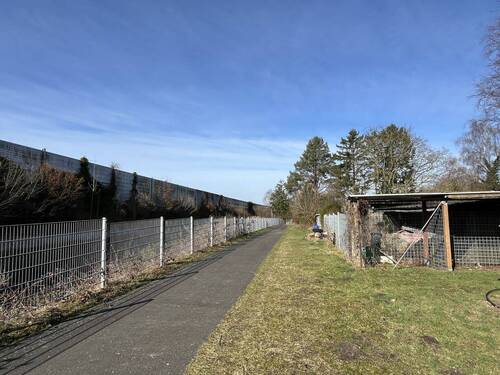 Wirtschaftsweg/Zufahrt zum hinteren Grundstück - 