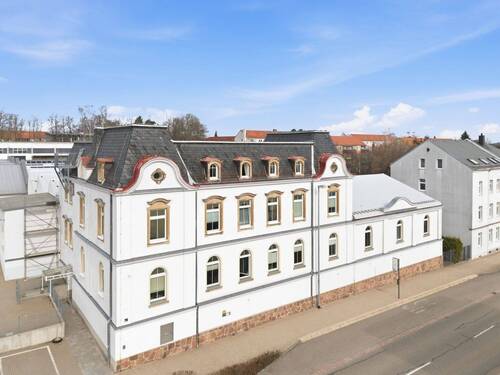 Straßenansicht Bürogebäude - Gewerbekomplex mit Entwicklungspotenzial