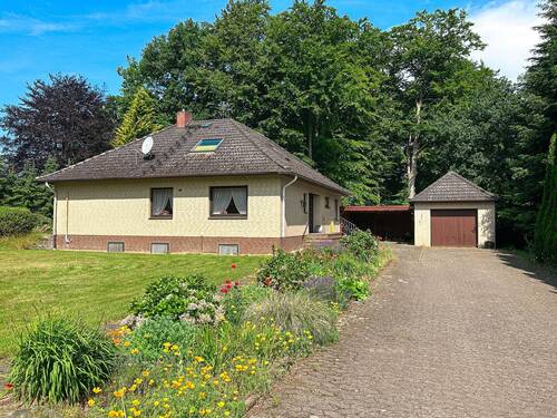 Hausansicht - SOLIDES EINFAMILIENHAUS MIT GROSSEM GARTEN