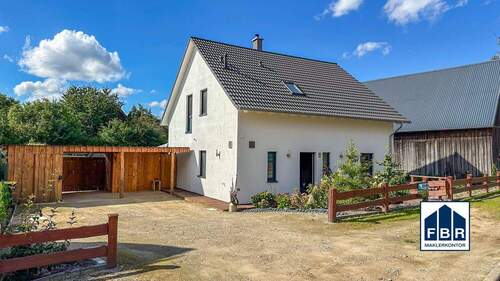 Zufahrt und Carport - 