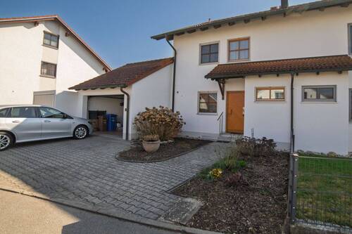 Außenansicht - Familienoase in Straßkirchen: 164 m² DHH mit Kachelofen & Top-Zukunftspotenzial - provisionsfrei!