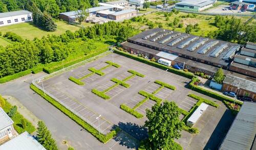 Gesamtansicht mit Parkplatz - 13.000 m² großes Gewerbegrundstück mit Parkplatz und kleinem Gebäude zum Kauf!