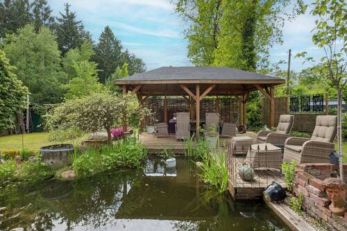 Gartenteich und Außenplatz - 