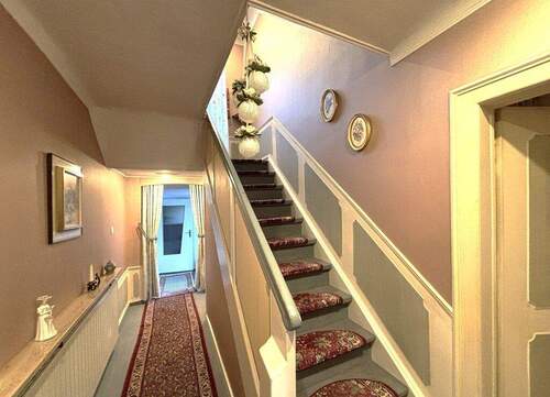 Treppenhaus - Einfamilienhaus mit 175,00 m&sup2; in Würselen zum Kaufen