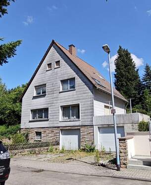 Strassenfront - Einfamilienhaus in ruhiger Lage