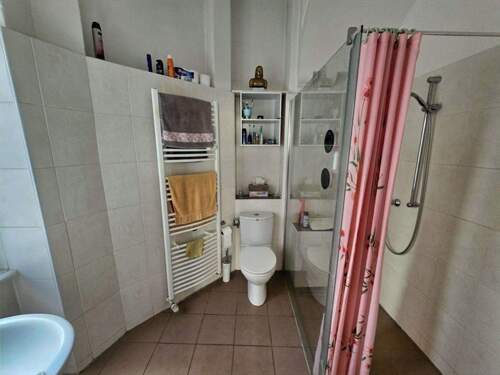 Modernes Duschbad - Etagenwohnung mit 80,30 m&sup2; in Berlin zum Kaufen