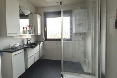 modernes TL-Bad mit Dusche - 