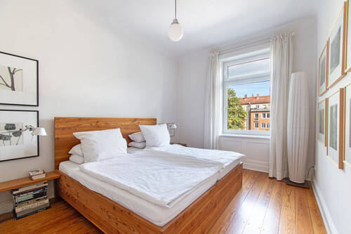 Schlafzimmer mit großer Fensterfront - 