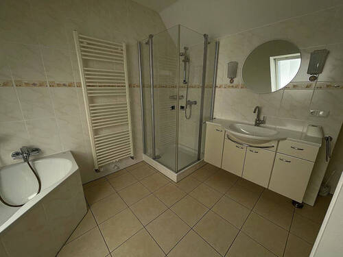 Vollbad mit Wanne und Dusche - 