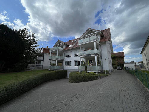 Hausansicht mit Zufahrt - 3 Zimmer Etagenwohnung in Minden